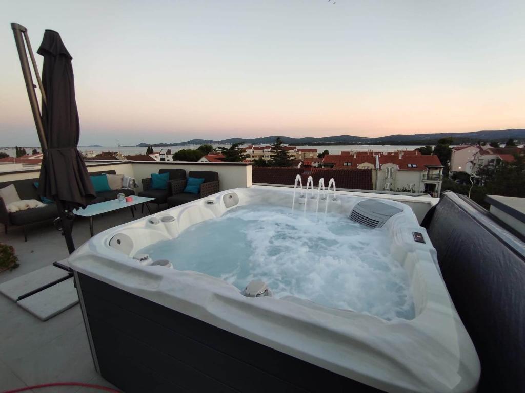 Penthouse Aurelia, rooftop terrace & jacuzzi, 투라니 2023 신규 특가