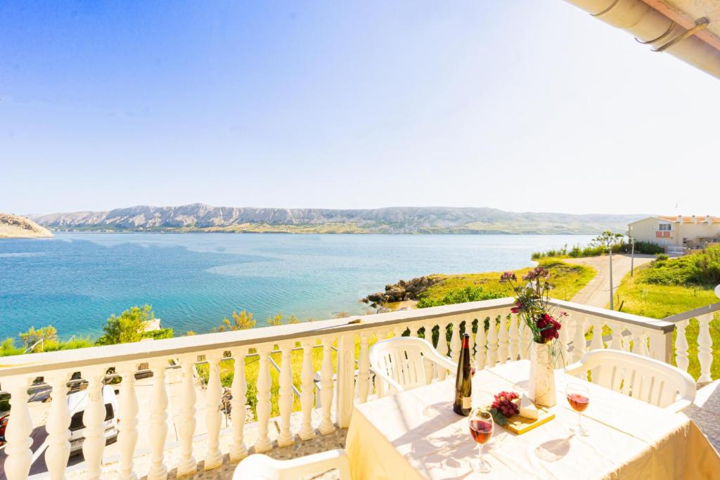 Bepic Quiet location on a beautiful bay tesisinde bir balkon veya teras