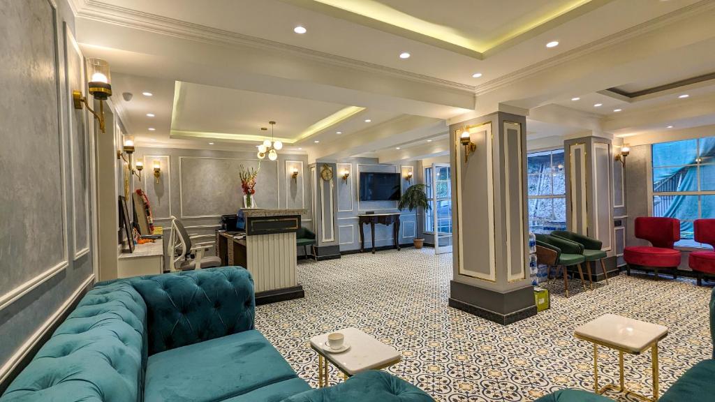 大吉嶺的住宿－Hotel Sonar Bangla Darjeeling，客厅配有蓝色的沙发和桌子