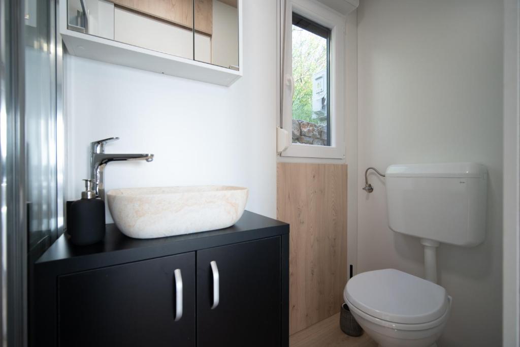 Koupelna v ubytování Luxury Mobile home Zuzu Klenovica