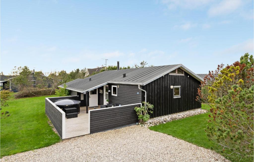 StenbjergにあるStunning Home In Snedsted With 4 Bedrooms, Sauna And Wifiの庭にデッキのある黒い家