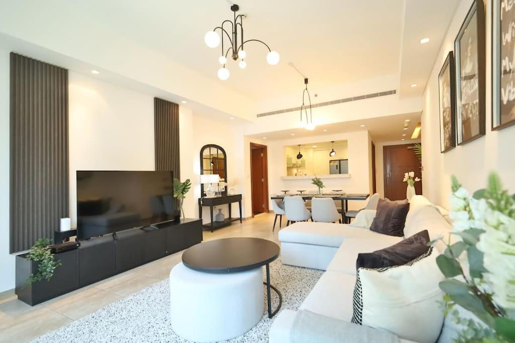 Stunning 2 Bed Apt in Marina Residence 6