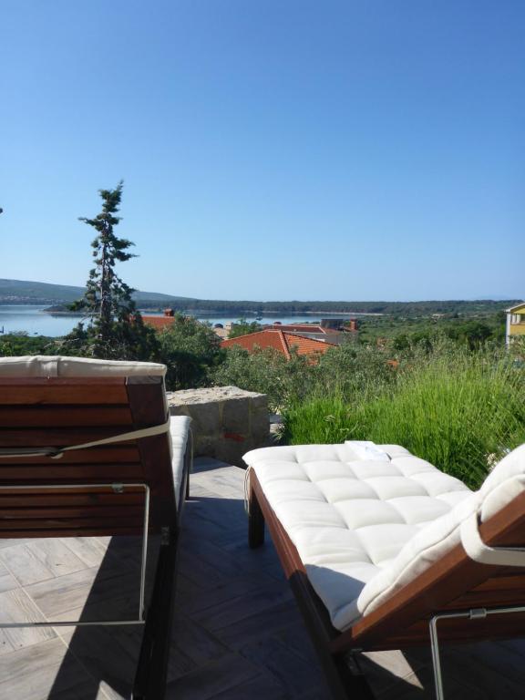 eine Bank und ein Bett auf einer Terrasse in der Unterkunft Comfortable Apartment Lavanda in Kornić