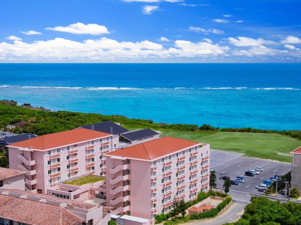 una vista aérea de un edificio con el océano en el fondo en HOTEL SEABREEZE CORAL, en Isla Miyako