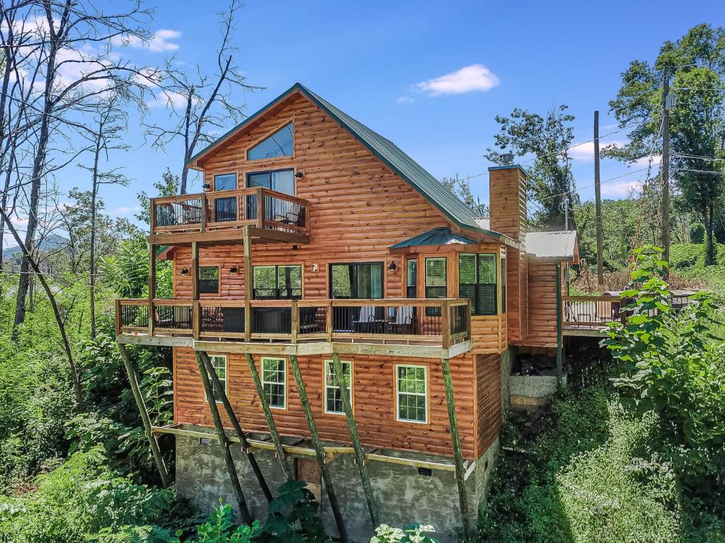 Misty Hollow, 3 Bedrooms, Hot Tub, Pool Table, Fireplace, Pool, Sleeps 10 - Housity