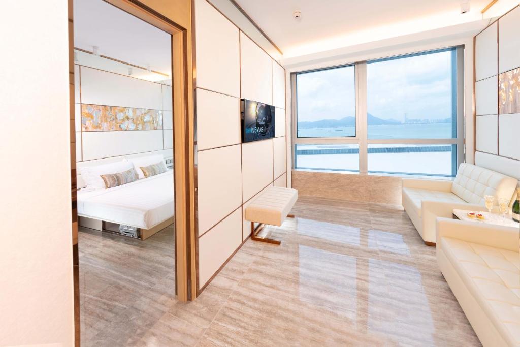 Postel nebo postele na pokoji v ubytování Regala Skycity Hotel