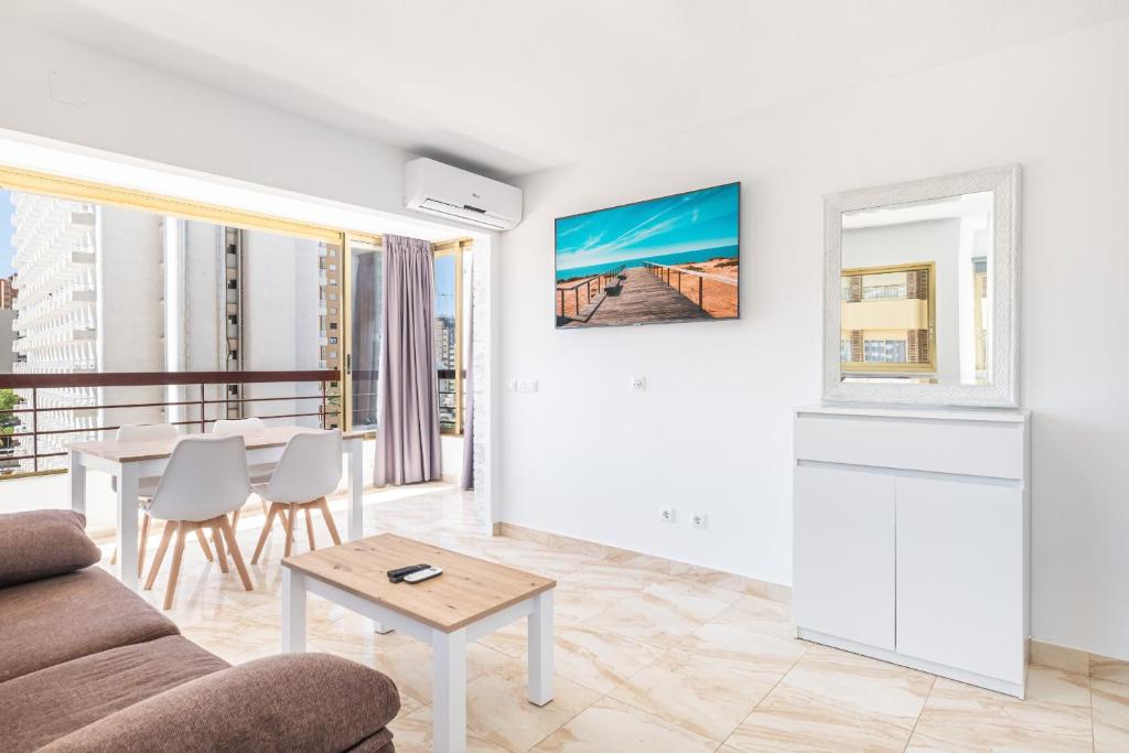 salon z kanapą i stołem w obiekcie Acuarium II 5-B Apartment Levante Beach w mieście Benidorm