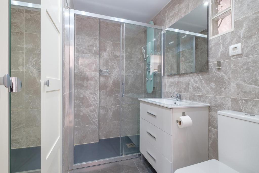 Łazienka w obiekcie Acuarium II 5-B Apartment Levante Beach