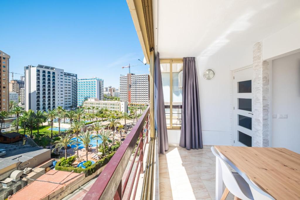 balkon z widokiem na miasto w obiekcie Acuarium II 5-B Apartment Levante Beach w mieście Benidorm