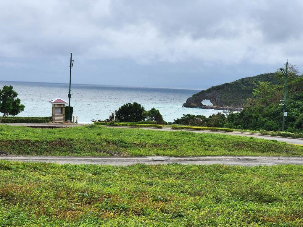 長灘島的住宿－JOH & BONG CONDO UNIT RENTAL-BORACAY OCEANWAY RESIDENCES，海边的一条路,有一座灯塔
