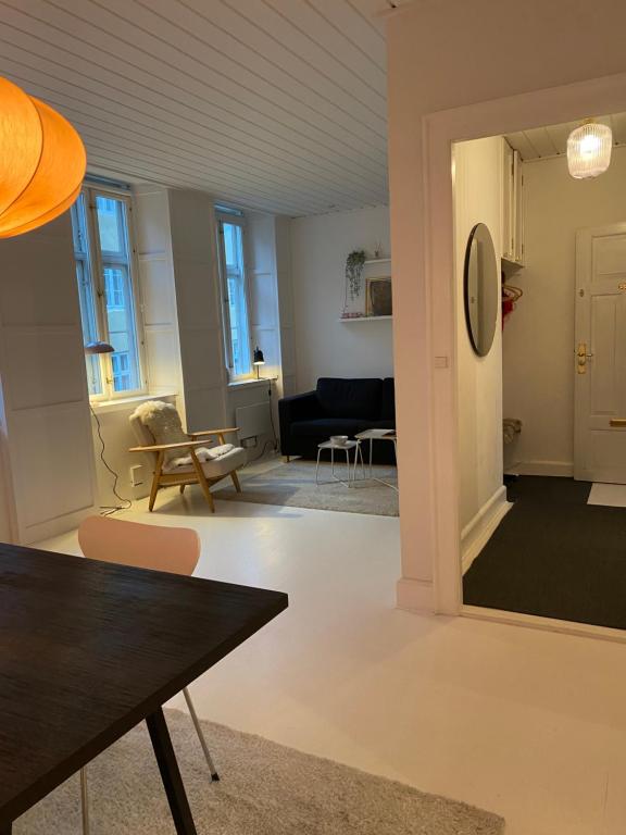 een woonkamer met een tafel en een bank bij Ultra central location in Kopenhagen