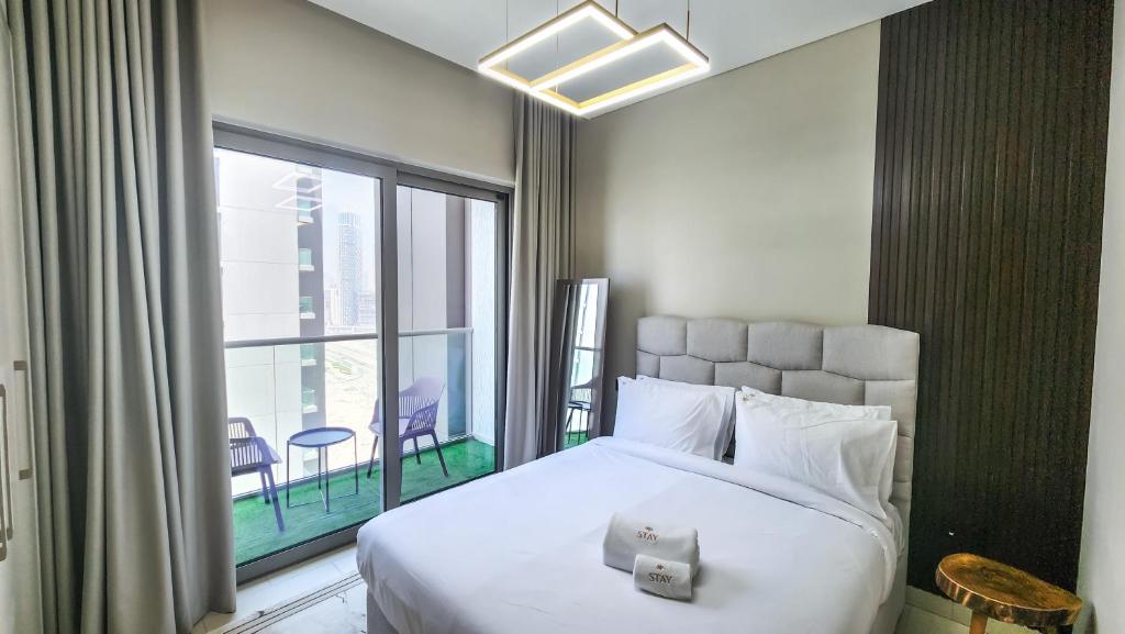 Postel nebo postele na pokoji v ubytování STAY BY LATINEM Luxury 1BR Holiday Home CVR B2903 near Burj Khalifa