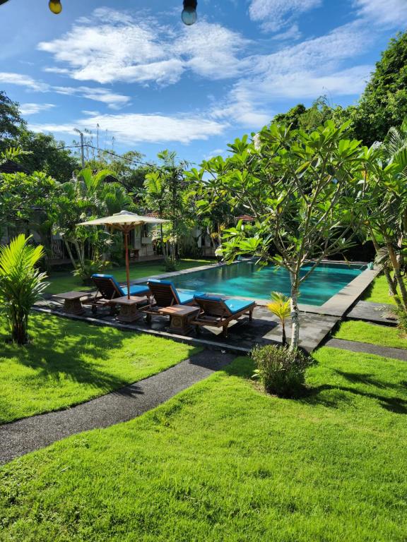 Bazén v ubytování Agung Wiwin Homestay & Restaurant nebo v jeho okolí