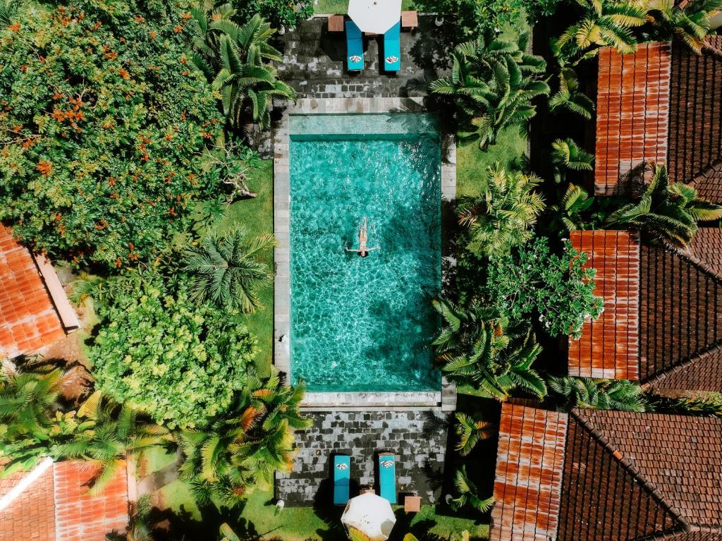 an overhead view of a swimming pool with a boat in it at Agung Wiwin Homestay & Restaurant in Mengwi
