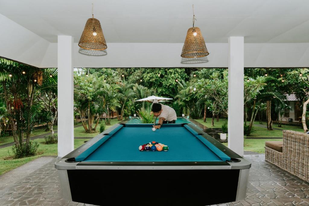 Biliár nebo kulečník v ubytování Agung Wiwin Homestay & Restaurant