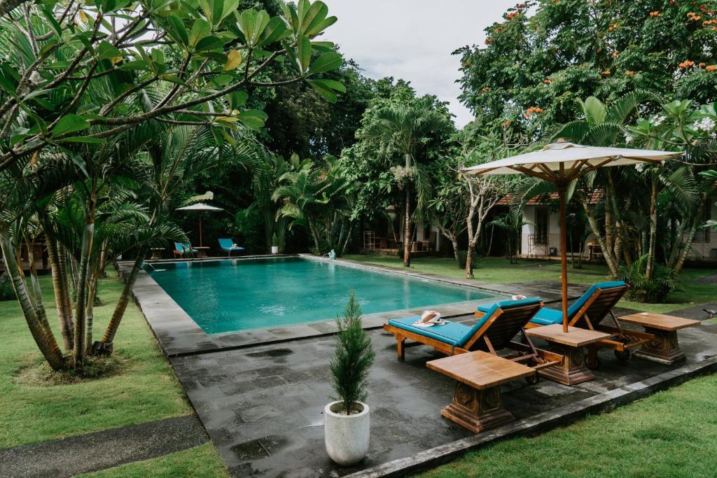Bazén v ubytování Agung Wiwin Homestay & Restaurant nebo v jeho okolí