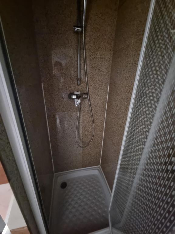 La salle de bains est pourvue d'une douche avec un pommeau de douche. dans l'établissement AUTEUIL PASSY, à Paris