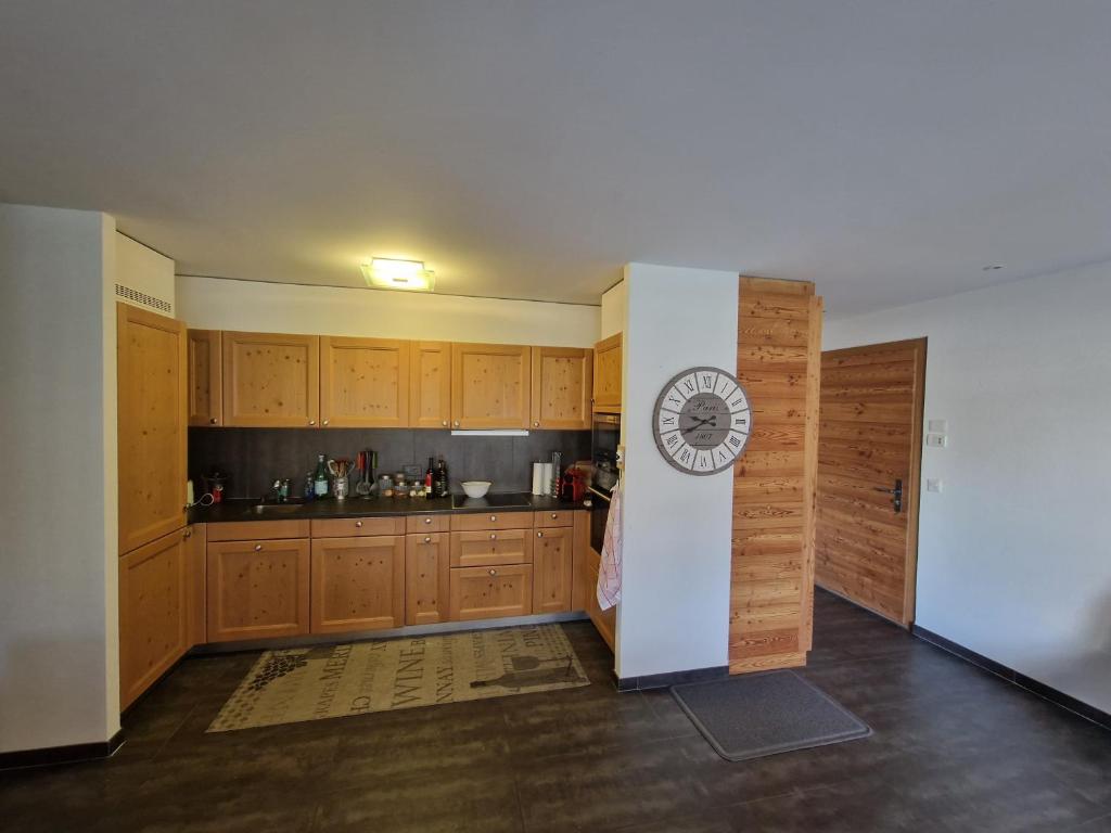 Kuchyň nebo kuchyňský kout v ubytování Superbe appartement Champex-Lac avec piscine et sauna