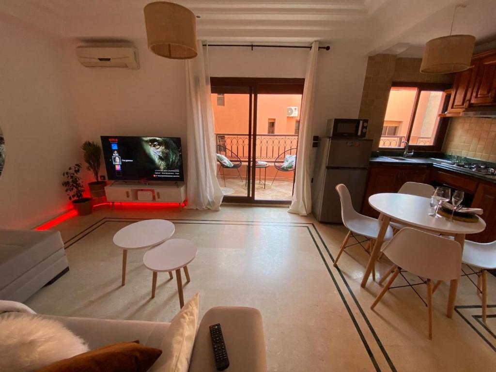 Jules في مراكش: غرفة معيشة مع تلفزيون وطاولة وكراسي