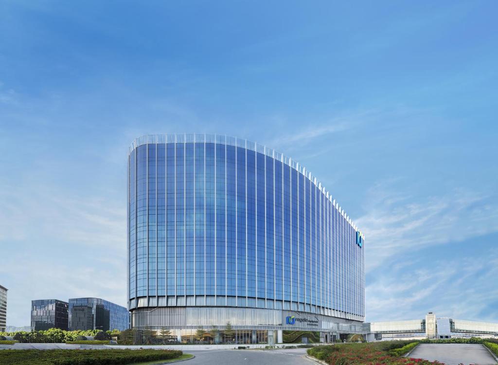 un edificio de cristal alto con muchas ventanas en Regala Skycity Hotel, en Hong Kong