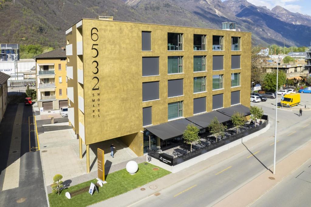 eine Luftansicht eines Hotels mit einem Gebäude in der Unterkunft 6532 Smart Hotel - Self check-in in Arbedo-Castione
