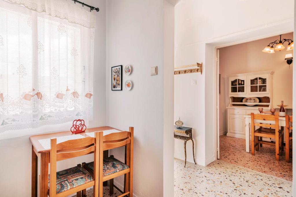 A bed or beds in a room at Olympia's Cozy Guesthouse
