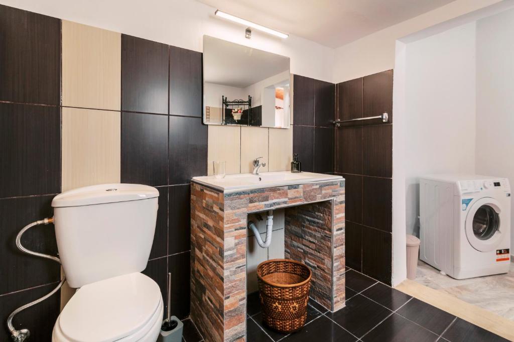 A bathroom at Olympia's Cozy Guesthouse