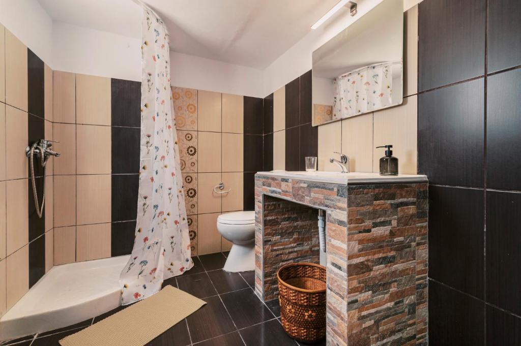 A bathroom at Olympia's Cozy Guesthouse
