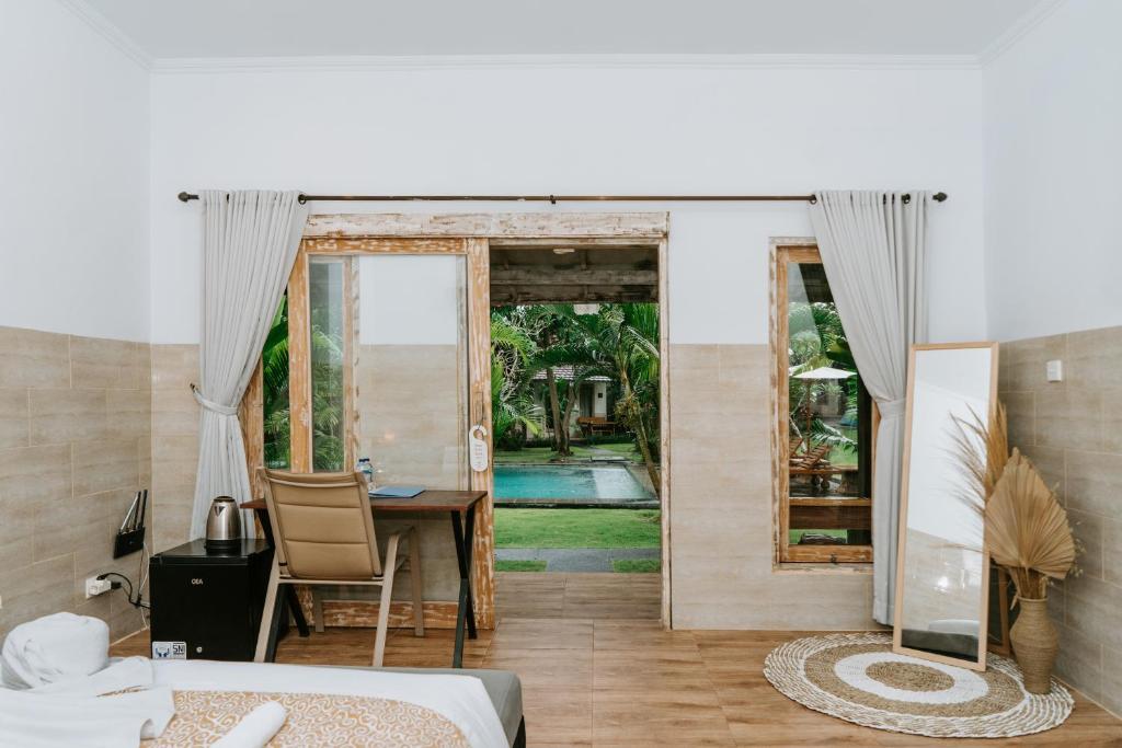 Bazén v ubytování Agung Wiwin Homestay & Restaurant nebo v jeho okolí