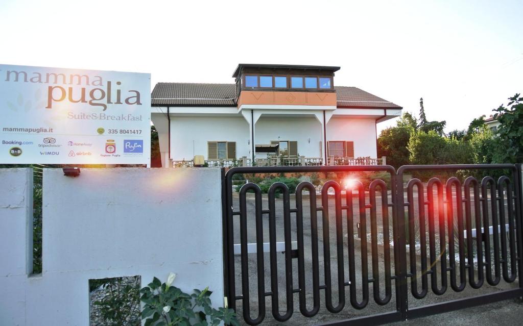 Mamma Puglia Suite & Breakfast في سانتيرامو إن كولي: منزل امامه سياج