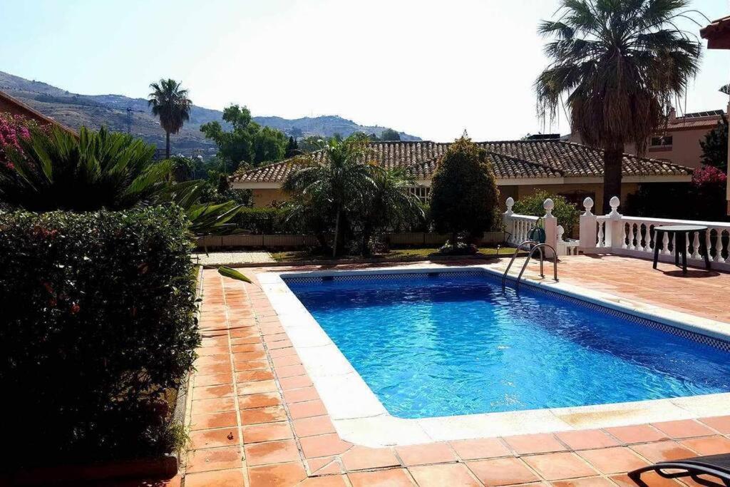 een zwembad voor een huis bij Casa Aguacate in Taramay