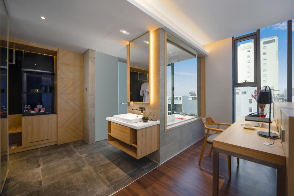Executive Suite - High Floor