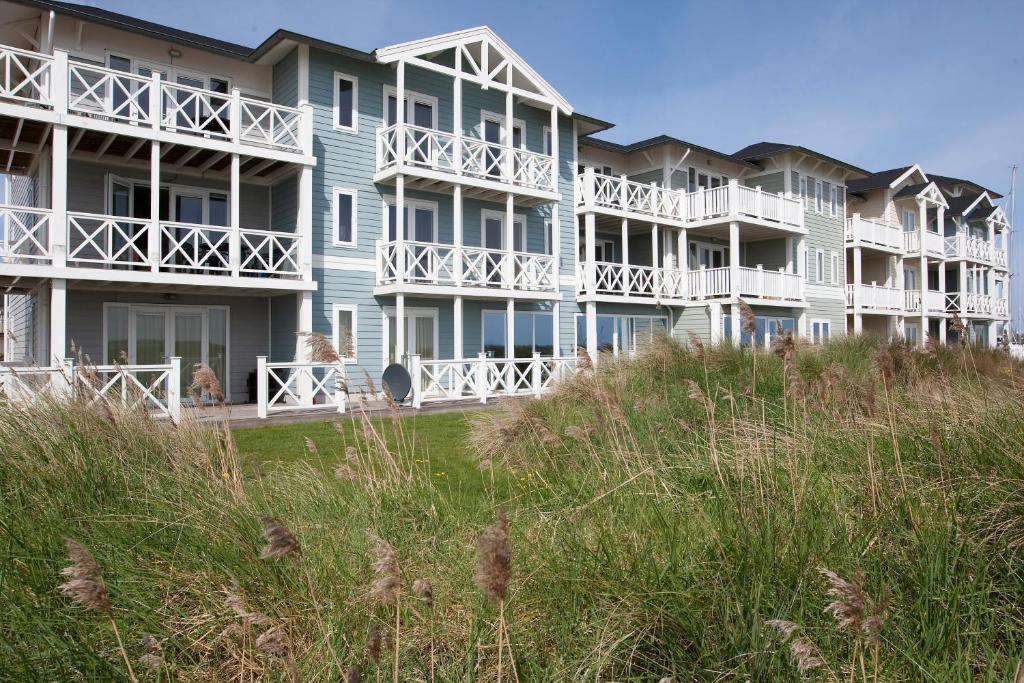 a row of apartment buildings on the beach at Beachhotel Cape Helius in Hellevoetsluis