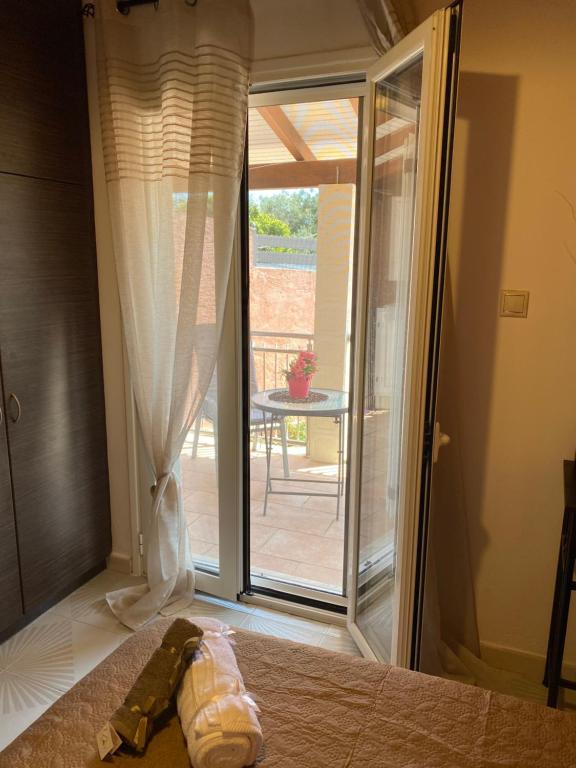 Postel nebo postele na pokoji v ubytování Spiros Place Corfu