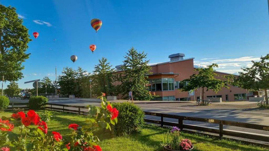 grupa balonów latających po niebie w obiekcie Lägenhet Yvonne w mieście Gränna