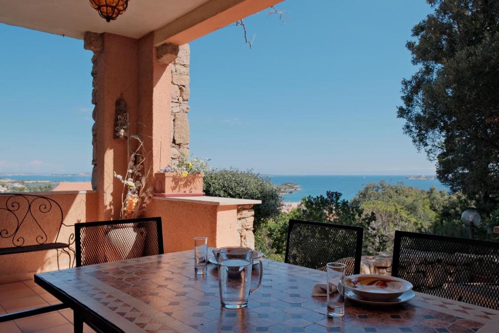 einen Tisch auf dem Balkon eines Hauses in der Unterkunft [Costa Smeralda] Meravigliosa vista sul mare in Cannigione