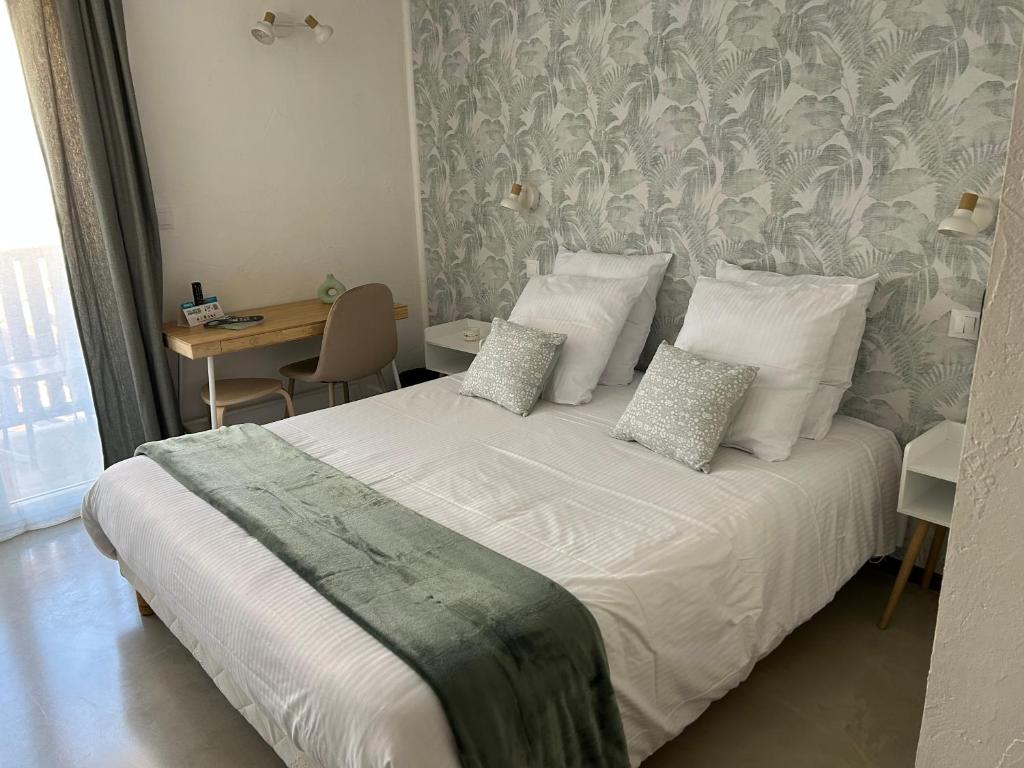 Postel nebo postele na pokoji v ubytování Logis Hotel De La Clape