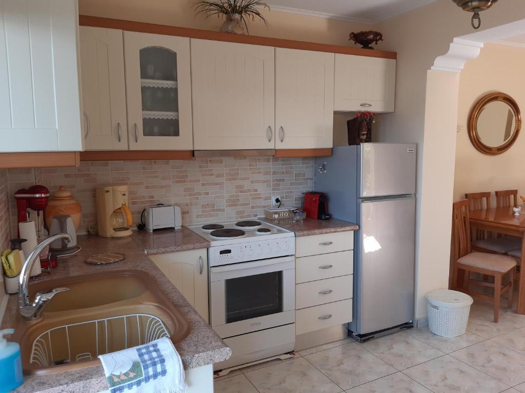 A kitchen or kitchenette at Nana's philoxenia