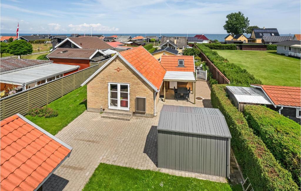 een luchtzicht op een huis met daken bij 2 Bedroom Amazing Home In Otterup in Otterup