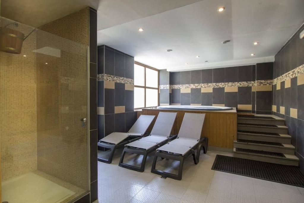 A seating area at Apartaments Arenys De Boi