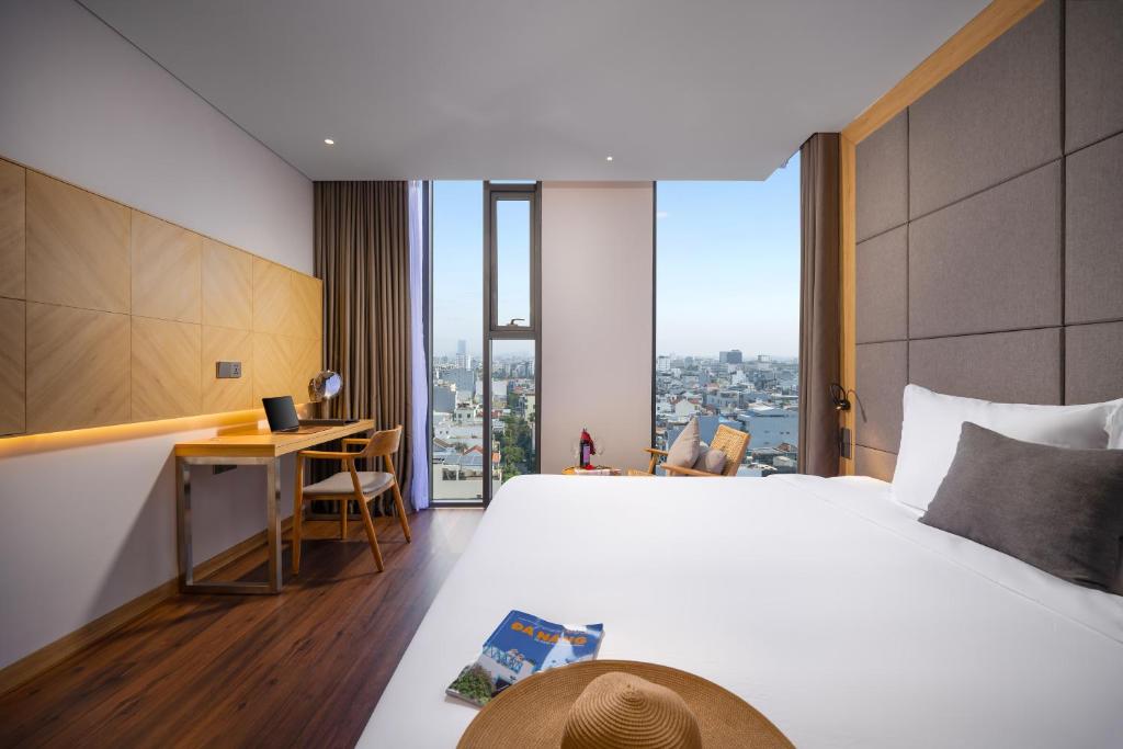 Premier Double Room with Bathtub and City View