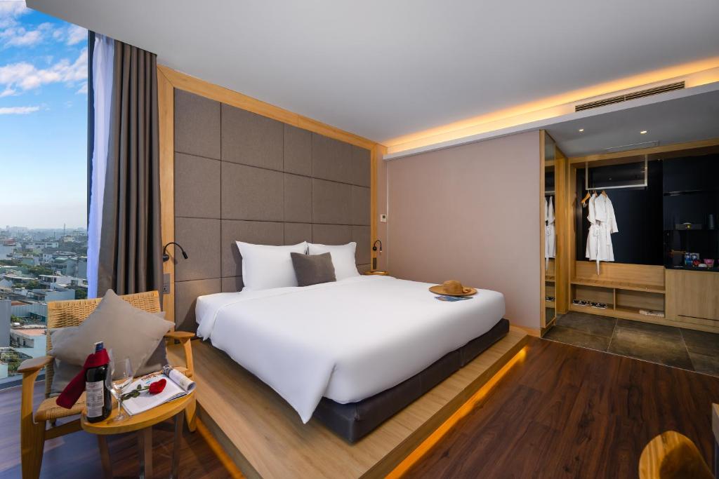 Premier Double Room with Bathtub and City View