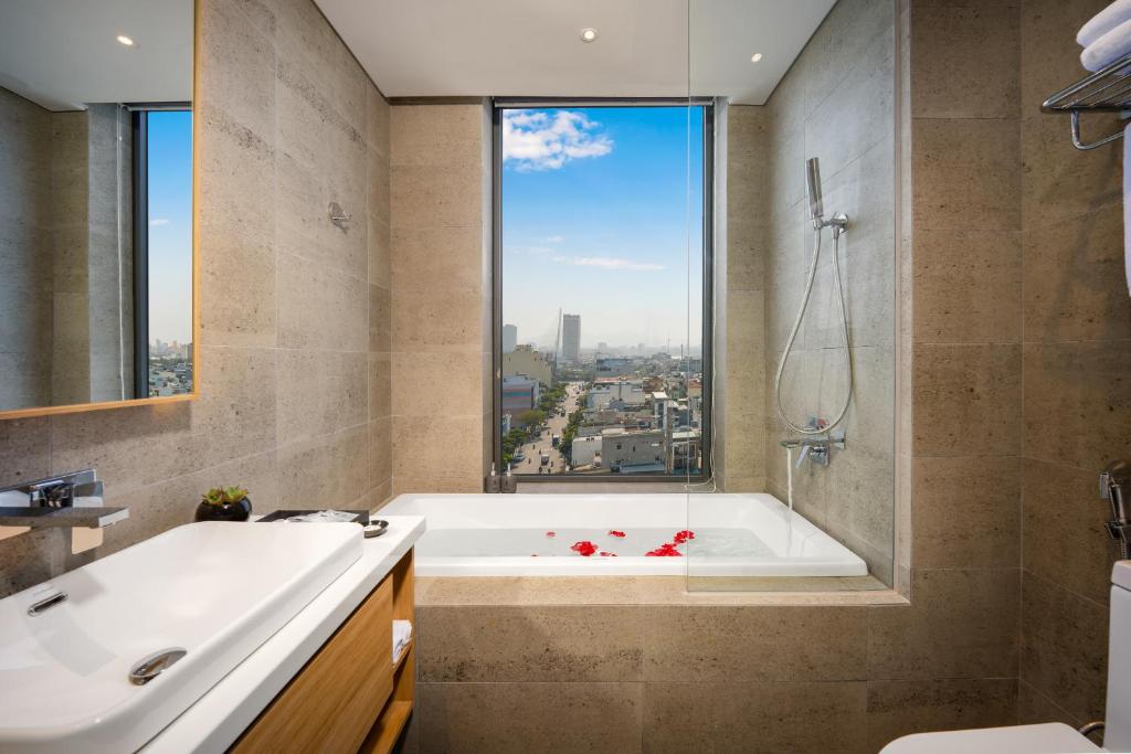 Premier Double Room with Bathtub and City View