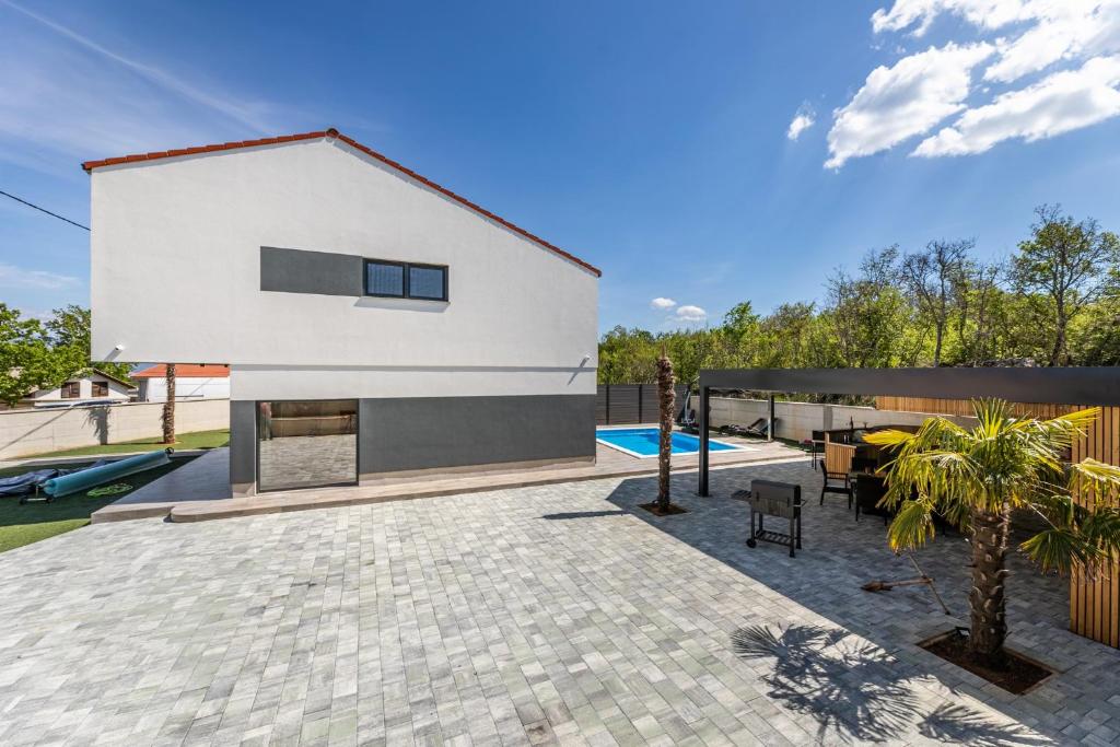 dom z dziedzińcem i basenem w obiekcie Villa George w mieście Županje