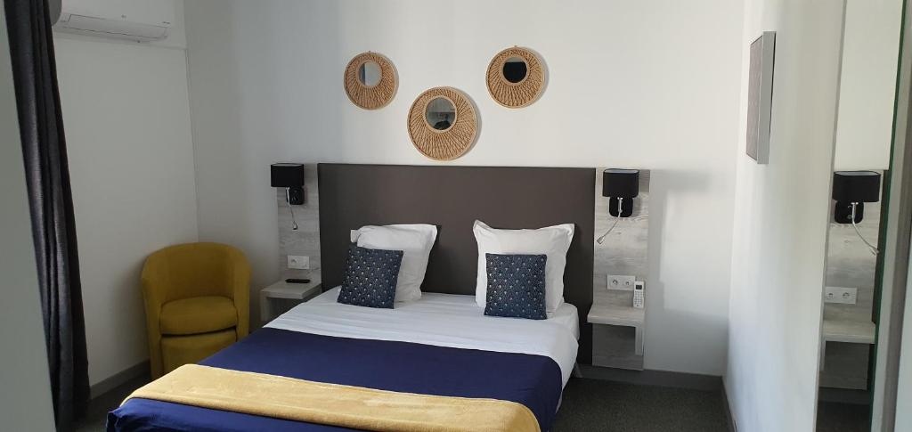 Postel nebo postele na pokoji v ubytování Hôtel L'Alsace-Gare sncf