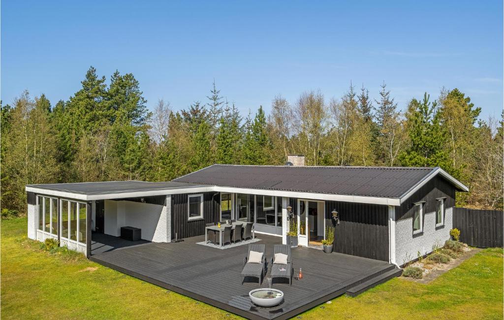 Casa modular con terraza y patio en Beautiful Home In Rm With Wifi, en Kongsmark