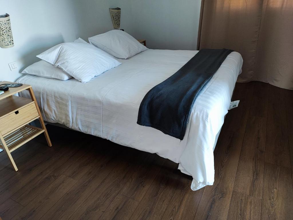Postel nebo postele na pokoji v ubytování Logis Hotel De La Clape