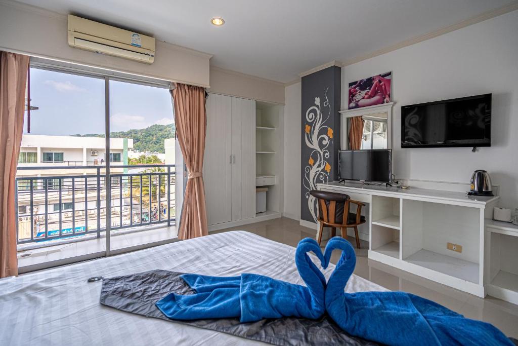 Postel nebo postele na pokoji v ubytování Santi White House Patong