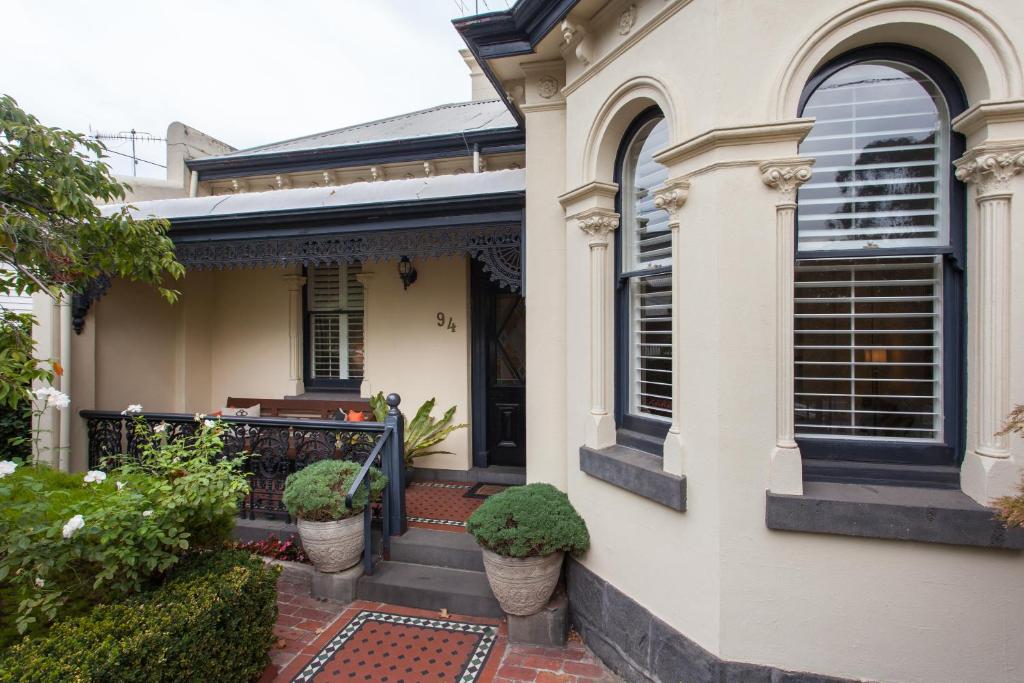 uma casa com um portão e um alpendre com plantas em 94 Highett - 5 bedroom, 3 car parks - Luxury House em Melbourne