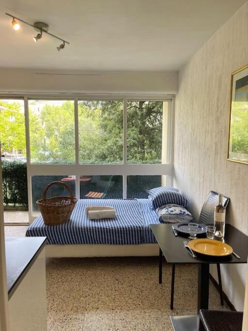 une chambre avec un lit, une table et une fenêtre dans l'établissement Studio au cœur d'Aix avec balcon et parking, à Aix-en-Provence